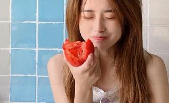 Feilin嗲囡囡 – 重磅更新来了！小蛮妖Yummy写真集里长腿的惊艳风采，等你来一探究竟！