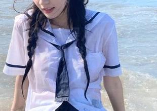GIRLT果团网 – 松果儿的私拍图集:短裙翩翩,带你体验那些让人捧腹的搞笑瞬间!