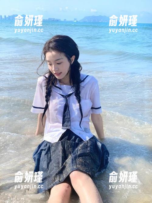 GIRLT果团网 - 松果儿的私拍图集：短裙翩翩，带你体验那些让人捧腹的搞笑瞬间！