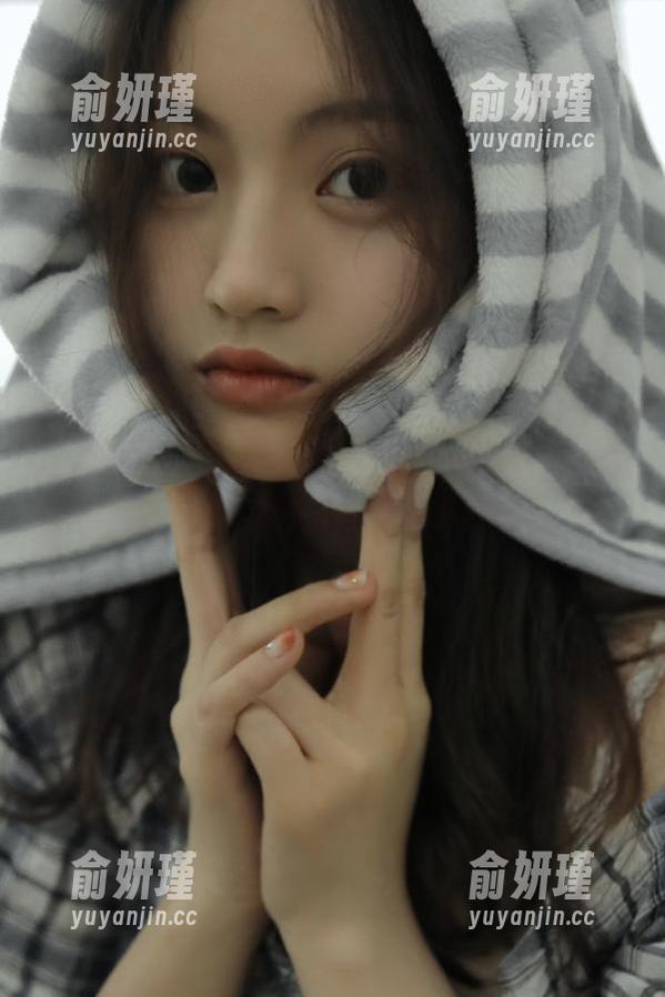 GIRLT果团网 - 王语纯姐姐的美妆与写真图包，下载的时候小心心疼哦！