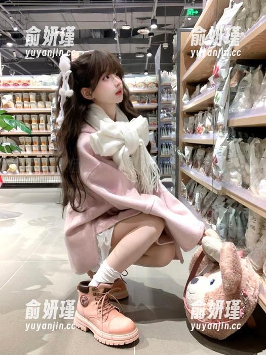 GIRLT果团网 - 黄歆苑白衬衫作品中的无圣光之美：时尚与艺术交融