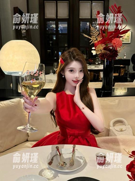 HuaYang花漾 - Angela小热巴最新黑丝写真集上线，感受她的迷人与自信，绝对不容错过的作品