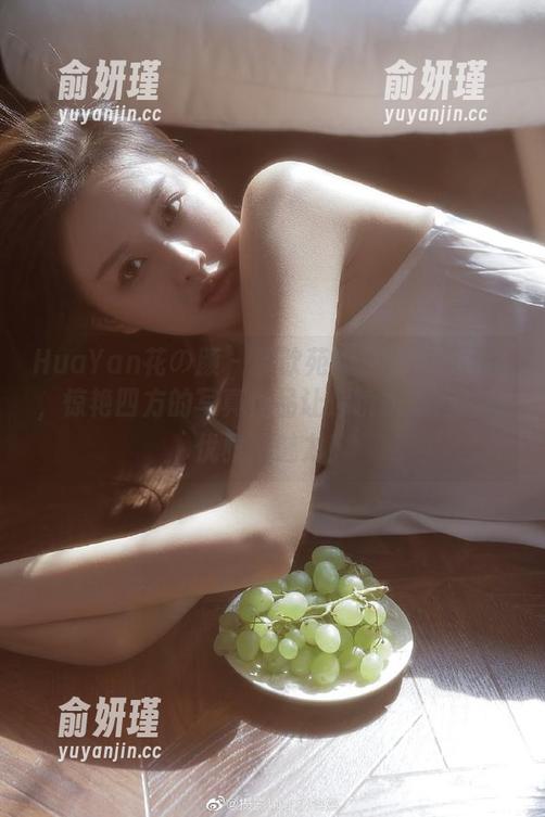 HuaYan花の颜-黄歆苑 HuaYan花の颜 - 黄歆苑的美腿高清图库,惊艳四方的写真作品让你瞬间爱上这份优雅与魅力!