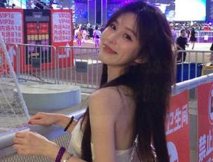 微密圈 – 高清原图展现Jessie婕西泳池夏日风情与随性的优雅