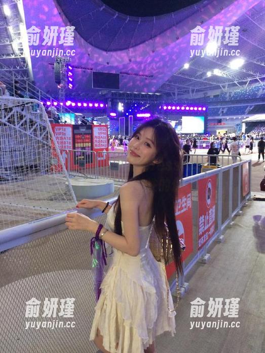 Jessie婕西 微密圈 - 高清原图展现Jessie婕西泳池夏日风情与随性的优雅