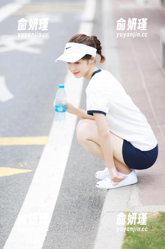 MFStar模范学院 - 感受夏笑笑Summer的创意：清新女孩套图作品，展现独特风格与个性！