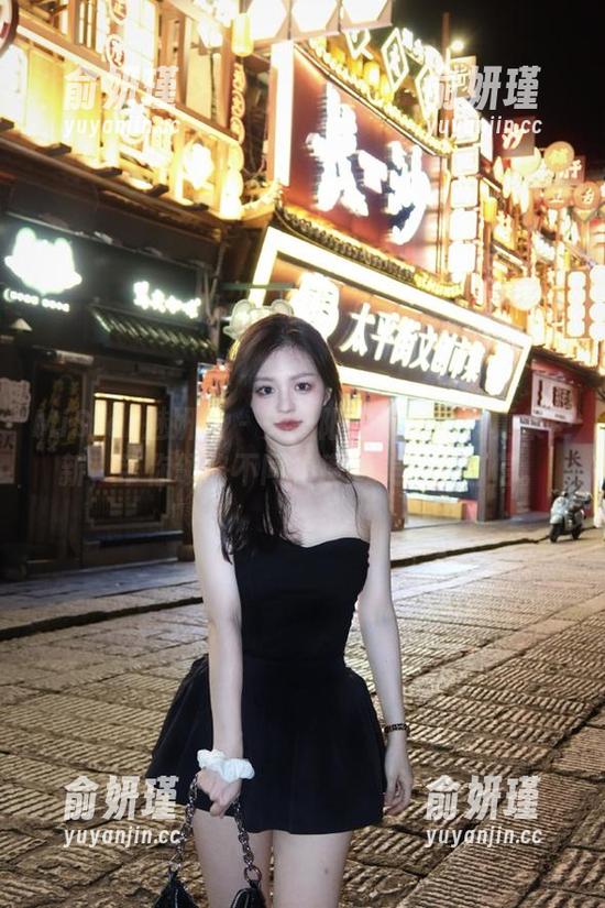 MiStar魅妍社 - 关思阳全新粉色写真集更新，带你领略不同角度的美丽与自信。