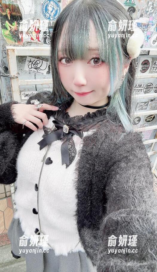 Sameki 探索Sameki连体衣的细节,观看她的精美写真图片