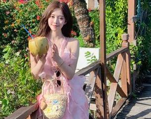 TouTiao头条女神 – 刘瑾希的粉色写真下载,笑点满满的甜蜜之旅!