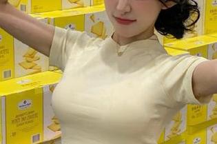 TouTiao头条女神 – 探索刘芸熙美足的图集:精选作品展示独特足部风格与绚丽设计