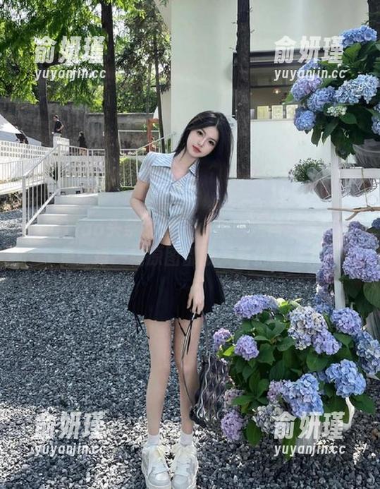 TouTiao头条女神-小热巴 TouTiao头条女神 - 小热巴短裙写真作品集:每一幅原图都散发着优雅魅力