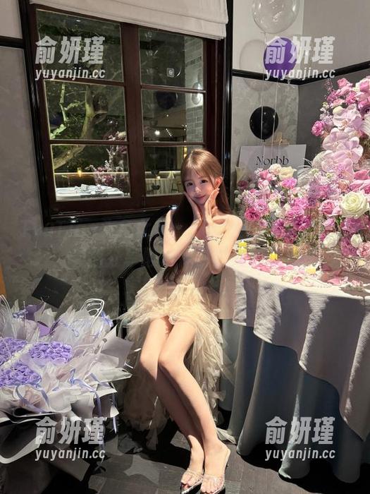 TouTiao头条女神-张梓柔 TouTiao头条女神 - 张梓柔引领网袜风潮,美图分享颠覆你对时尚的认知!