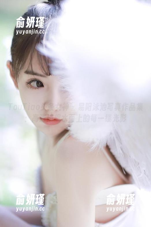 TouTiao头条女神 - 易阳泳池写真作品集：高清捕捉水面上的每一缕光影