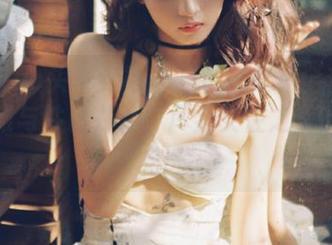 TouTiao头条女神 – 月音瞳红裙全套作品,优雅与性感并存,尽显女性之美的写真艺术