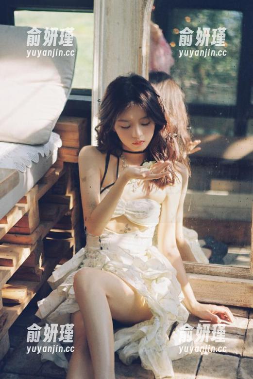 TouTiao头条女神 - 月音瞳红裙全套作品，优雅与性感并存，尽显女性之美的写真艺术