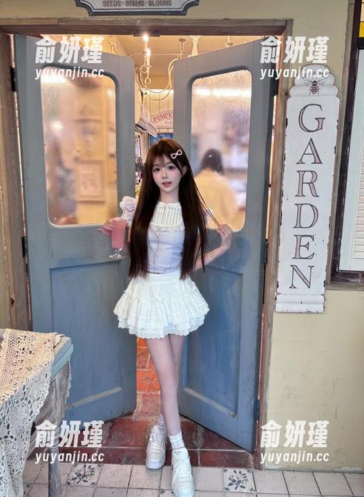 UGirls尤果网-陈幼伊 UGirls尤果网 - 最新推出!陈幼伊的灰丝套图,笑称‘只会拍照的普通博主’