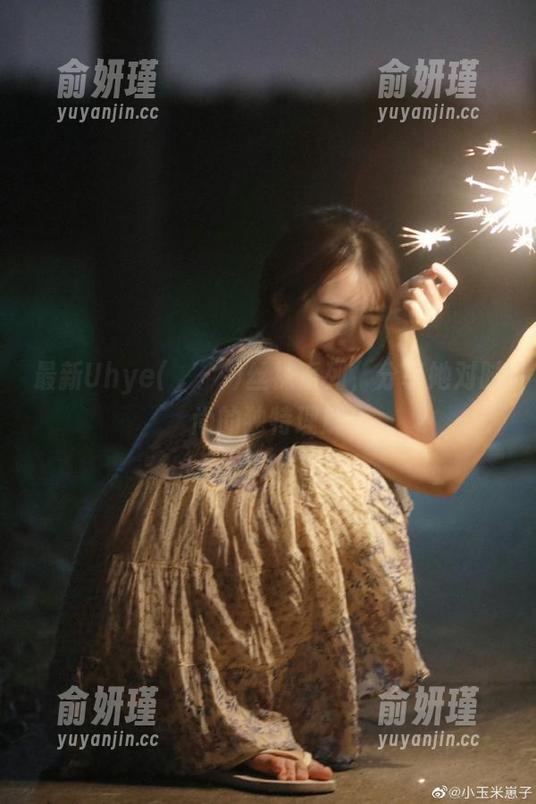 最新Uhye(이유혜)丝袜系列，分享她对时尚的独特理解