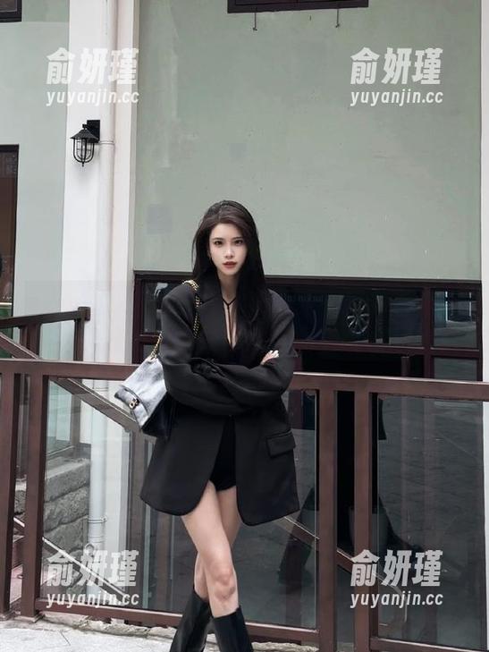 XIAOYU语画界 - 林乐一眼镜写真合集：从清纯到妖娆的美图全收录