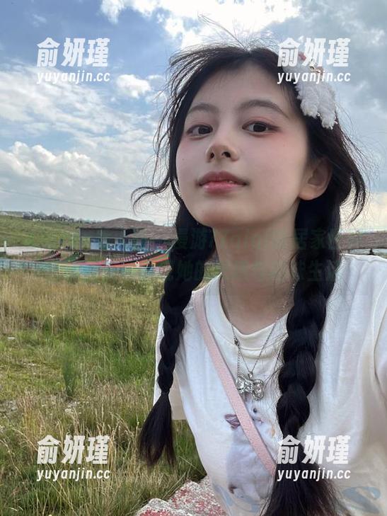 Xiuren秀人网 - 漫游77qiqi的居家世界：最新美图展现她的灵感与趣味生活