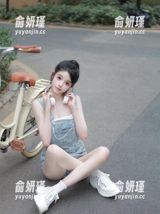 Xiuren秀人网 - 梦幻套装与高清写真集：MOON嘉依带你迈入时尚新境界