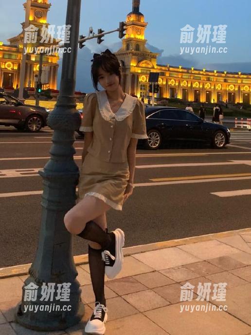Xiuren秀人网 - 探索媃柔rourou连体衣的魅力世界，图集汇聚原图，感受她的风采与优雅！