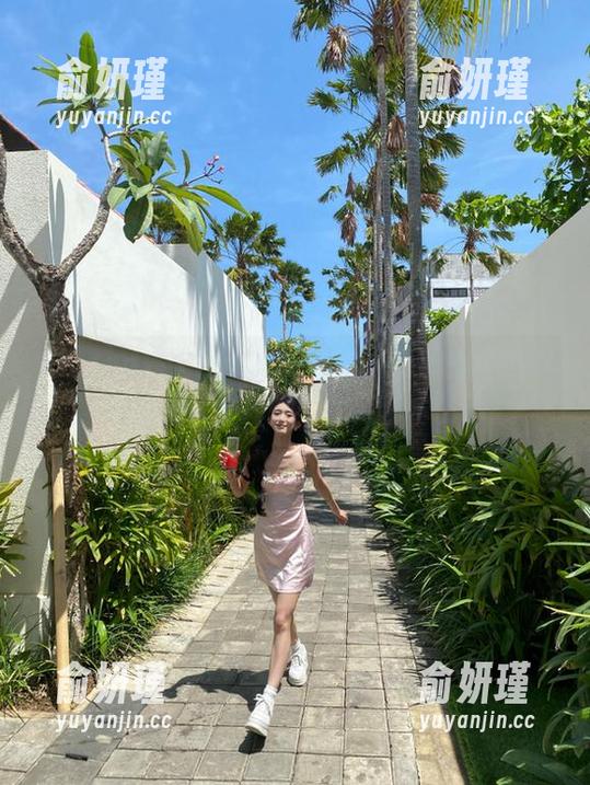 Xiuren秀人网 - 揭秘安琪Yee的奶牛世界，精选图片诠释她的搞笑艺术生活！