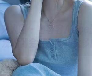 Xiuren秀人网 – 容容容Alice的护士写真更新，没想到会引发我如此多的吐槽！