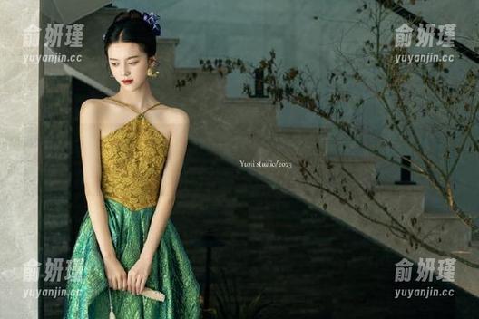 Xiuren秀人网 - 林文文yooki最新红裙套图发布，瞬间点燃时尚界的热潮与惊喜