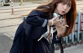 Xiuren秀人网 – 细腻优雅的艺术:芈琳娜最新礼服写真更新尽显风采