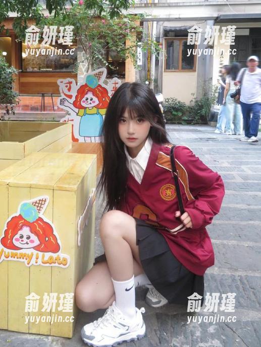 Xiuren秀人网-萝莉悠悠酱 Xiuren秀人网 - 俏皮少女萝莉悠悠酱的写真套图,感受女友般的温暖与可爱