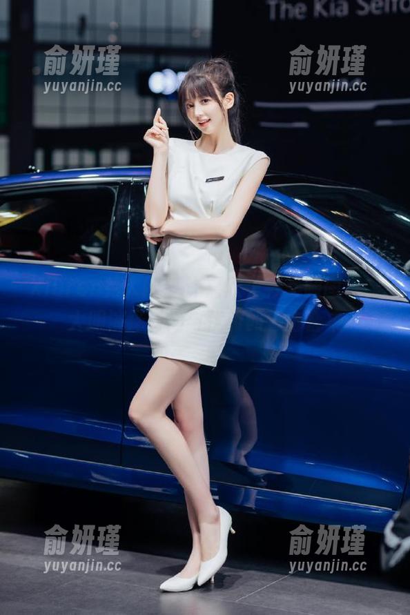 Xiuren秀人网 - 许嘉欣长衫美腿图包，大胆演绎时尚与优雅的撞击合集