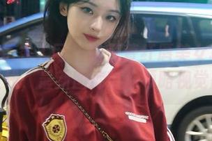 Xiuren秀人网 – 陆萱萱红唇美女写真全新上线，最新图库带你领略视觉盛宴