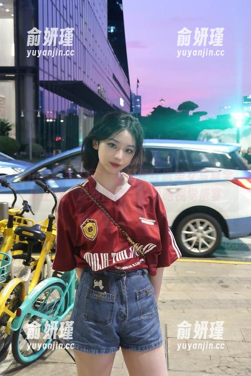 Xiuren秀人网 - 陆萱萱红唇美女写真全新上线，最新图库带你领略视觉盛宴