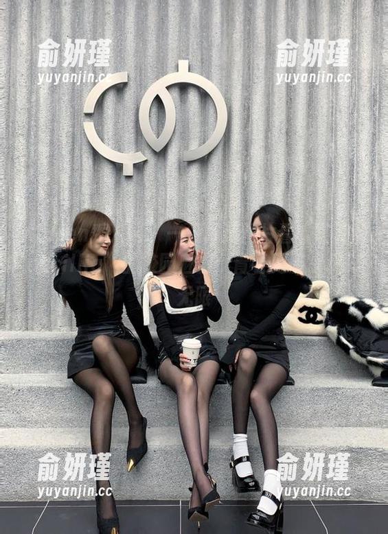 Xiuren秀人网 - 一组精选图片看“陆萱萱cecillia”的校园魅力：青春无畏，精彩无限