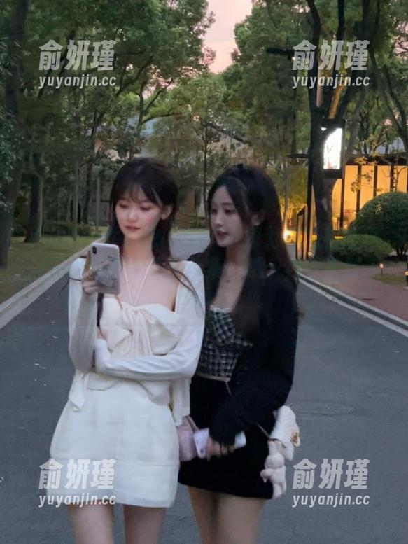 YouWu尤物馆 - 探索小探戈的私拍世界：玉体如雪的精美合集，赋予视觉极致享受！