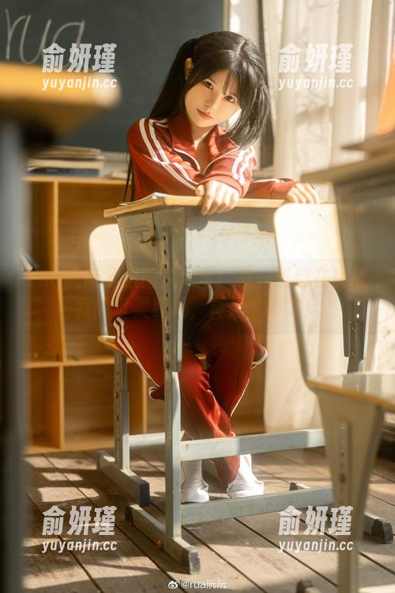 rua阮阮 rua阮阮制服图片大全:每一张都在挑战我的审美极限,真是个奇才!