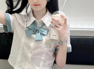 在蕾丝与阳光下，yeeun孙乐乐的写真美图让你感受春日的温暖与浪漫！