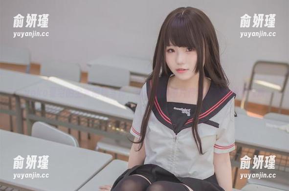yoko夏宅的全套眼镜写真，透过精致图片传递出她的独特气质