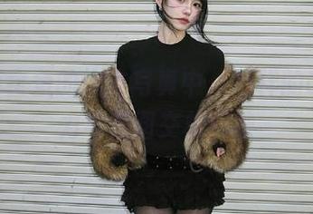 在yui金鱼的内衣写真中,别样的Cos魅力与美图交相辉映