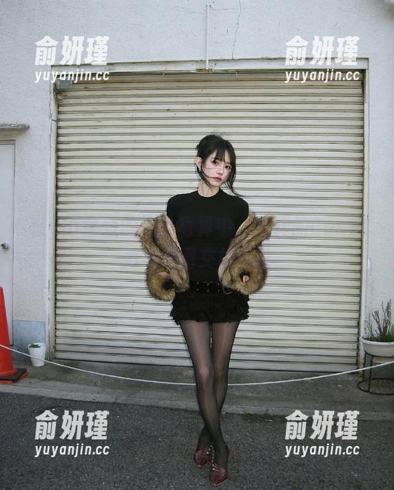 在yui金鱼的内衣写真中，别样的Cos魅力与美图交相辉映