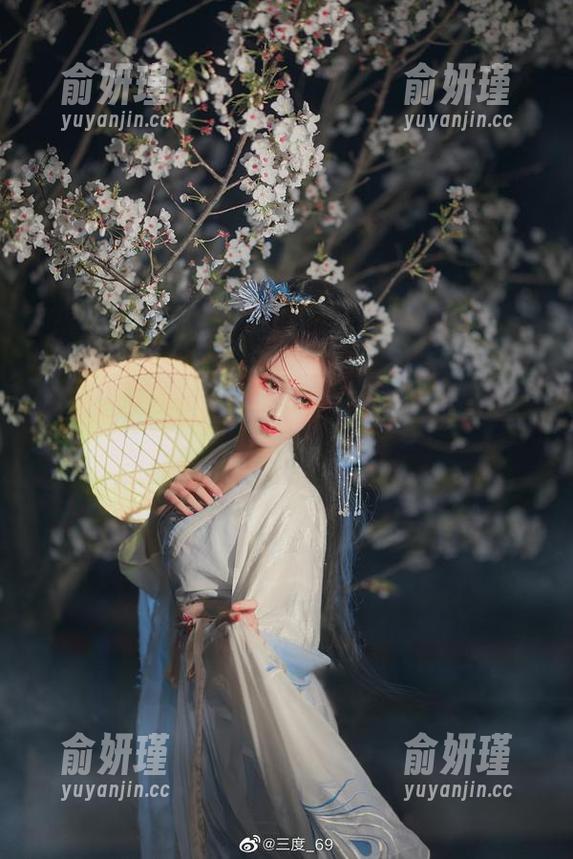 走进三度_69眼镜的世界，与她一起分享图库中的精美写真