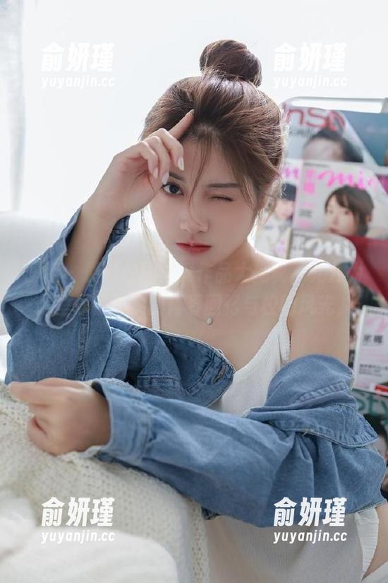 丽柜 - 最新校园写真作品大揭秘，允儿为你呈现最真实的青春回忆与校园风光。