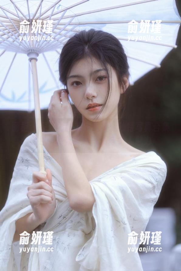 丽柜-图图 丽柜 - 探索图图毛衣风格:独特写真合集图包,尽显时尚气质与个人魅力