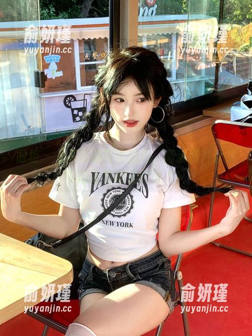 丽柜-左左 丽柜 - 左左制服写真新作,高清照片让你深陷青春的无尽魅力!