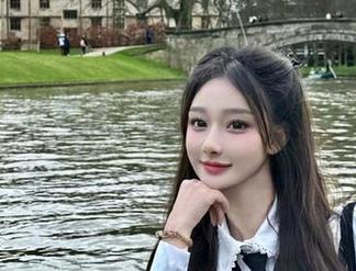 丽柜 – 心心长腿的视觉盛宴:探索她的写真图册中的无尽风情