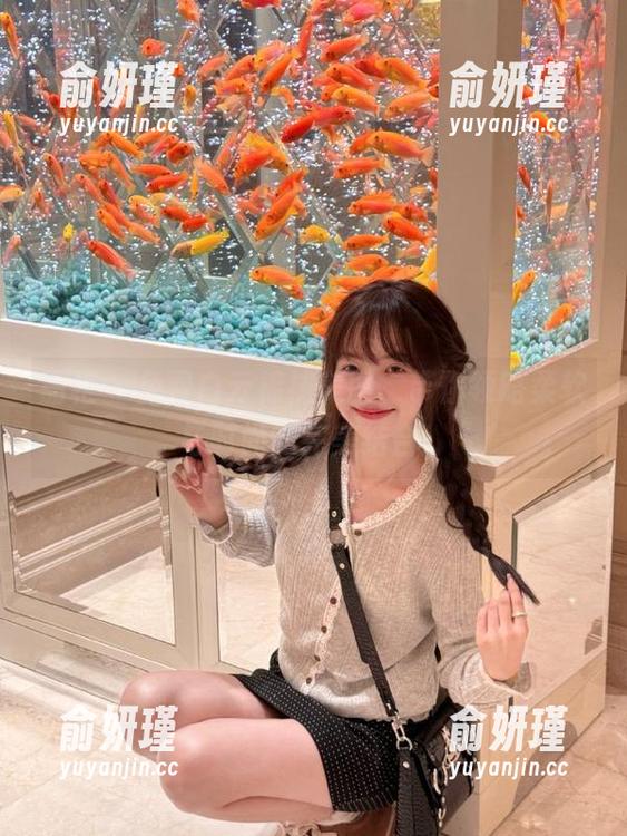 丽柜-白云 丽柜 - 免费白云棉袜美图,带你领略柔软与时尚的完美结合!