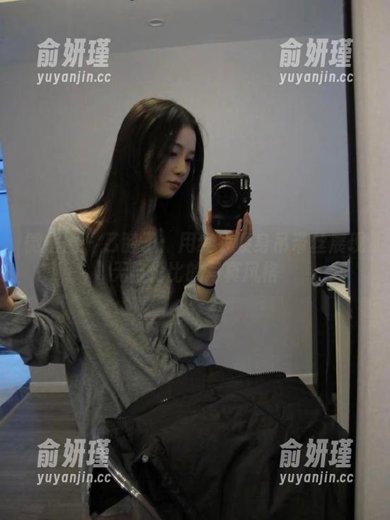 乙醇子 微密圈 - 乙醇子:用红衣紧身吊带丝展现无与伦比的写真风格
