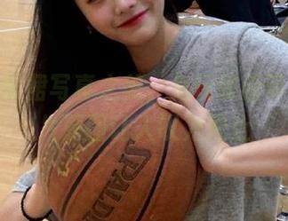 红色吊带裙写真之美，兔玩映画带来的图片原图让人叹为观止