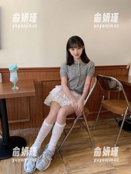 兔玩映画 楼梯上的萝莉私拍图集,兔玩映画带你领略童真与梦幻的结合