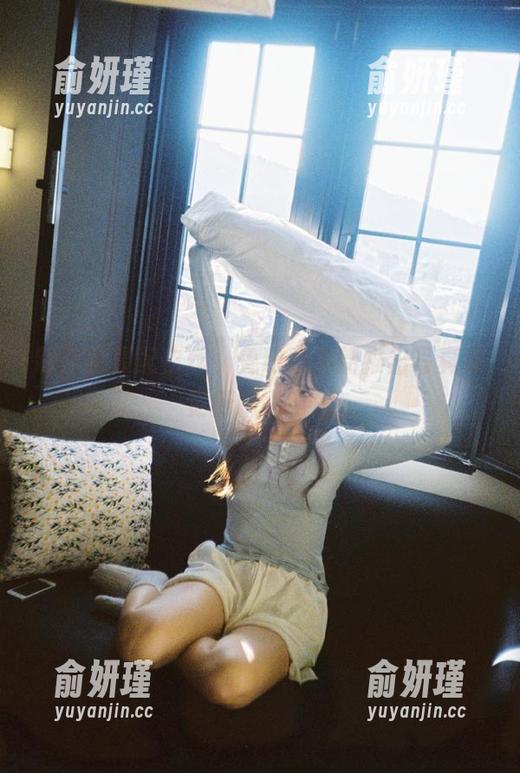 制服就要配白丝，兔玩映画新推出写真集更新精彩纷呈